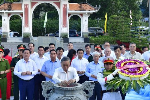 Tổng Bí thư Tô Lâm dâng hương tại Khu tưởng niệm Chủ tịch Hồ Chí Minh ở Cà Mau