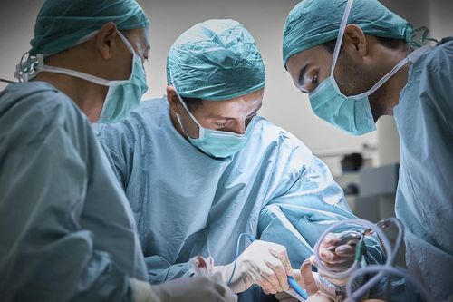 Phẫu thuật chuyển giới chui: 'Nguy hiểm đằng sau giấc mơ đổi đời'
