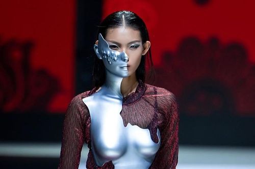 Huỳnh Tú Anh hóa Cám trên sàn diễn