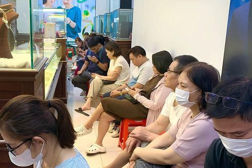Đến tiệm vàng vẫn muốn bán 'trao tay' vì sợ lỗ thêm; có điện không dám xem tivi