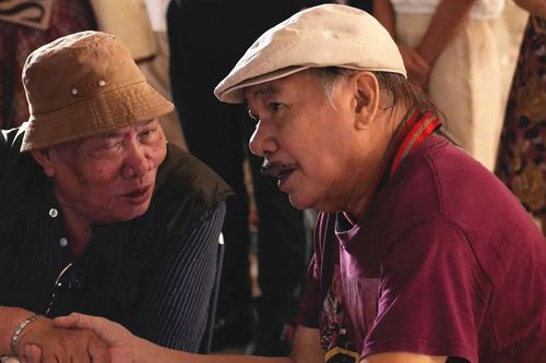 Nhạc sĩ Trần Tiến say sưa thưởng thức 'Tường biển' của nghệ sĩ Văn Ngọc