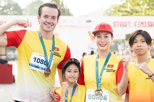 Hà Kiều Anh 48 tuổi vẫn trẻ trung, xinh đẹp bên Mr World và 2 con