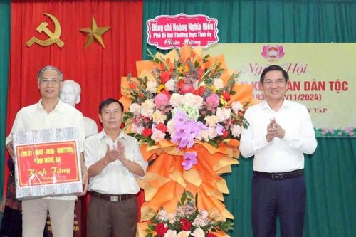 Phó Bí thư Thường trực Tỉnh ủy Hoàng Nghĩa Hiếu vui Ngày hội Đại đoàn kết với nhân dân thành phố Vinh