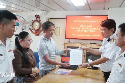 Vùng 4 Hải quân đưa ngư dân bị bỏng nặng từ Trường Sa về đất liền điều trị