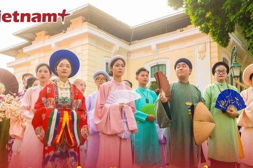 Diễu hành trang phục cổ của Việt Nam trên đường phố Thủ đô Hà Nội