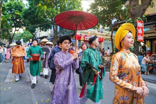 Diễu hành cổ phục Việt Nam 'Bách Hoa bộ hành 2024' tại Hà Nội