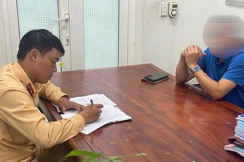 Phạt tài xế vượt ẩu khi qua cầu phao Phong Châu, tước bằng lái 2 tháng