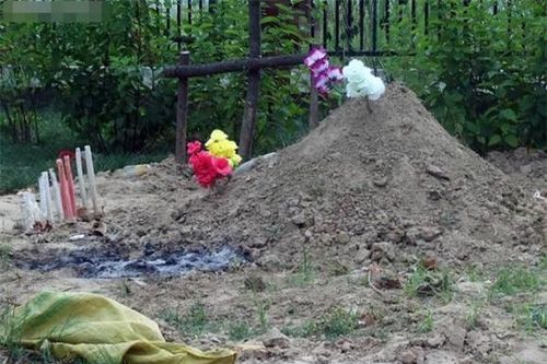 Quan tài chôn dưới đất, tại sao trên mộ lại có gò đất hình tam giác?