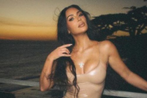 Kim Kardashian 'ăn cắp' phong cách gợi cảm từ vợ mới của chồng cũ?