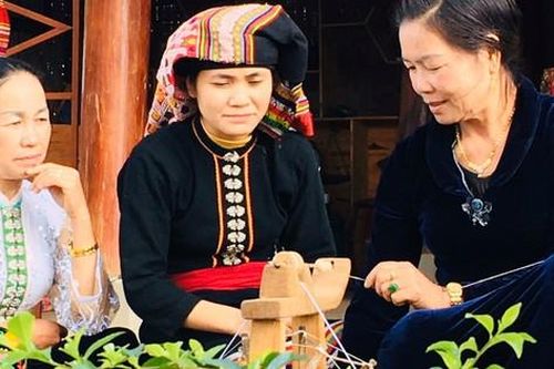 Mở đường cho thổ cẩm xứ Nghệ đi xa