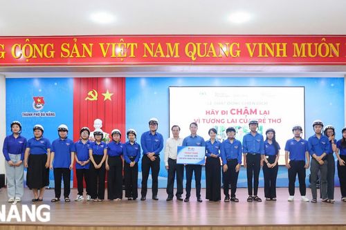 Tặng 140 mũ bảo hiểm cho học sinh khó khăn