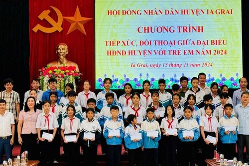 Đại biểu HĐND huyện Ia Grai đối thoại với trẻ em