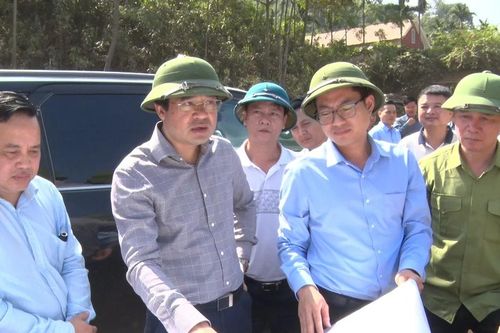 Chủ tịch UBND tỉnh Trịnh Xuân Trường kiểm tra tiến độ thi công một số công trình trên địa bàn huyện Văn Bàn