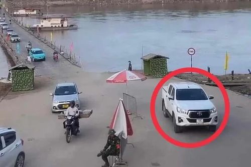 Xử phạt tài xế đi qua cầu phao Phong Châu không đúng quy định