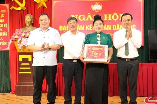 Đồng chí Bí thư Thành ủy dự Ngày hội Đại đoàn kết toàn dân tộc tổ 9, phường Tô Hiệu