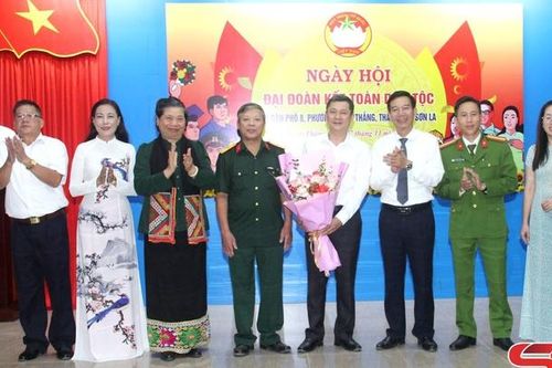 Đồng chí Tòng Thị Phóng dự Ngày hội đại đoàn kết toàn dân tộc tại phường Quyết Thắng