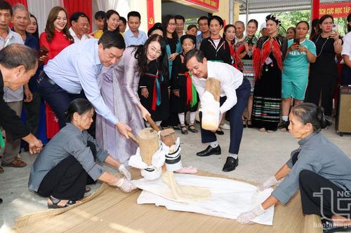 Đồng chí Phó Bí thư Thường trực Tỉnh ủy chung vui Ngày hội Đại đoàn kết với nhân dân Tam Thái