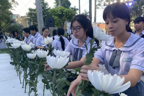 Nhìn con sống thực vật mà 2 vợ chồng xót xa