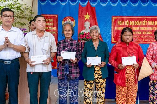 Tô thắm thêm tình làng nghĩa xóm