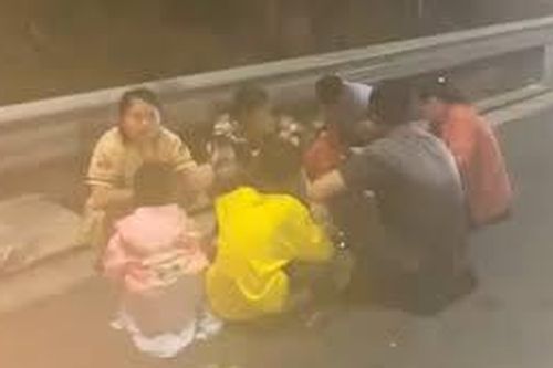 Sốc với cảnh gia đình 7 người ăn tối trên làn dừng khẩn cấp đường cao tốc