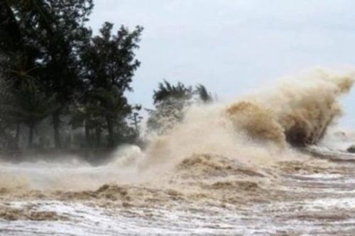 Siêu bão Man-yi tiến nhanh vào Biển Đông, biển động dữ dội