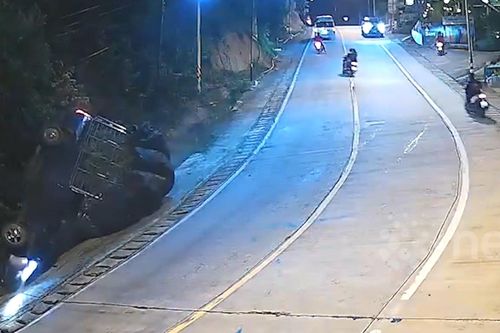 Thót tim cảnh ô tô chở quá tải, lật nhào khi leo dốc ở Thái Lan