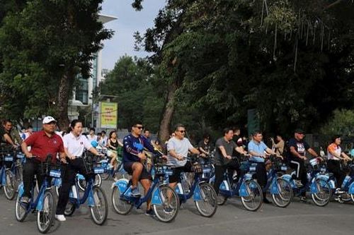 Hơn 300 đại biểu tham gia Hành trình xe đạp hữu nghị vì Hà Nội xanh