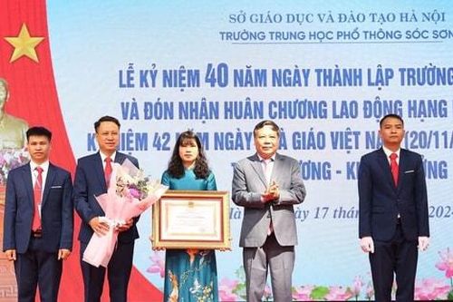 Trường THPT Sóc Sơn đón nhận Huân chương Lao động hạng Nhì