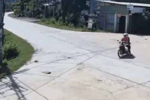 Xe tải phóng như bay, đâm văng xe máy khi đi qua ngã tư