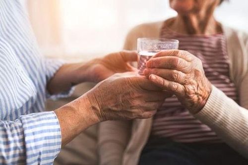 Nguy cơ về sức khỏe khi người cao tuổi mắc nhiều bệnh nền