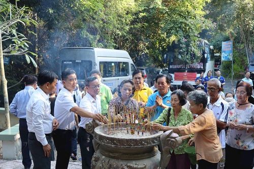Hun đúc ngọn lửa cách mạng cho các thế hệ