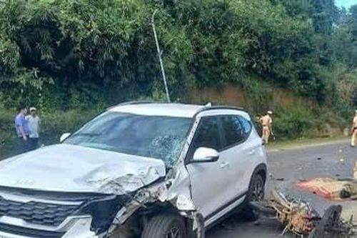 Đắk Lắk: Xe máy va chạm ô tô, hai người tử vong