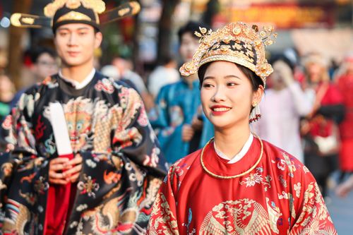 Cưỡi ngựa, diện cổ phục Việt diễu hành giữa Hà Nội