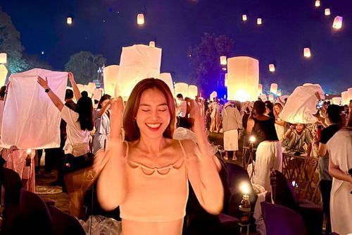 Tuần qua Lan Ngọc thả đèn ở Thái Lan, Khả Ngân dạo phố Singapore
