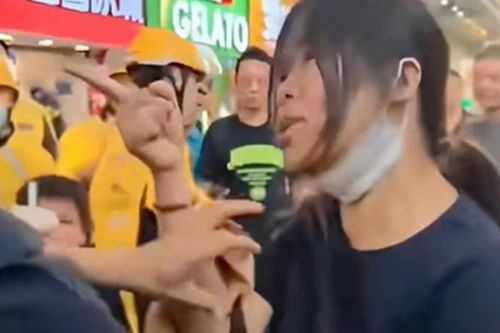 Con trộm trà sữa, mẹ đánh mắng ngược nhân viên quán