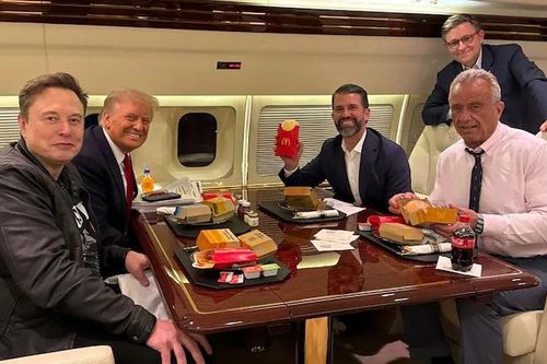 Hình ảnh gây chú ý trên máy bay của ông Trump