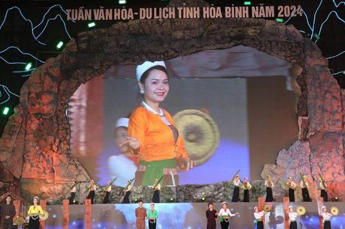 Liên hoan trình diễn trang phục các dân tộc tỉnh Hòa Bình