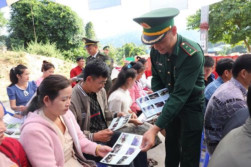 Tuyên truyền bảo vệ và phát triển rừng, phòng chống cháy rừng đến nhân dân biên giới Việt-Lào