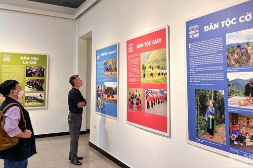 Trưng bày 200 bức ảnh tôn vinh 'Sắc màu các dân tộc Việt Nam'