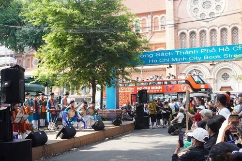 Mang âm nhạc truyền thống xuống phố