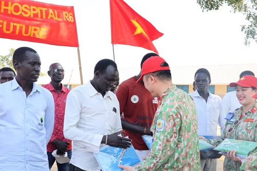 Chiến sĩ mũ nồi xanh Việt Nam tặng quà, dạy vẽ nhân ngày 20-11 tại Nam Sudan