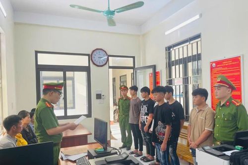 Hà Giang: Khởi tố 6 nam sinh dùng vỏ bia ném nhau trên đường