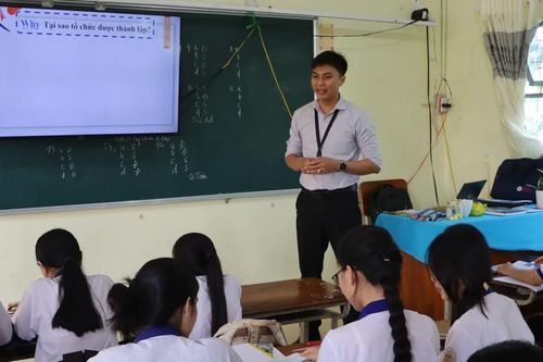 Thầy giáo mang tình yêu Sử đến học trò vùng sâu