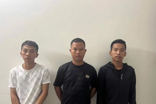 Nhóm thanh niên đi xe máy tốc độ cao mang dao, côn ba khúc đi xô xát