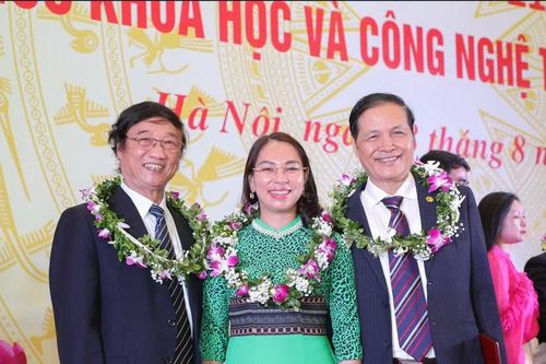 Người truyền cảm hứng từ niềm đam mê nghiên cứu khoa học