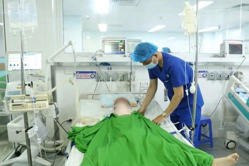 Cứu sống bé trai bị cửa cuốn kẹp cổ ngừng tuần hoàn
