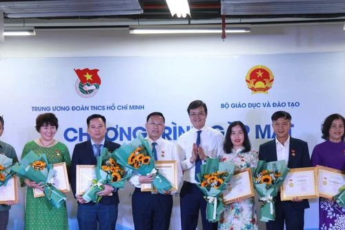 Trao kỷ niệm chương 'Vì thế hệ trẻ' cho các cá nhân thuộc Bộ GD&ĐT