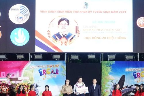 Trường Đại học Ngoại ngữ Đà Nẵng vinh danh thủ khoa và nâng bước tân sinh viên