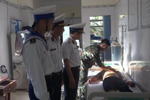 Vùng 4 Hải quân tiếp nhận và điều trị cho ngư dân Phú Yên