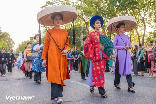 Gần 500 người diễu hành cổ phục Việt 'Bách Hoa bộ hành'